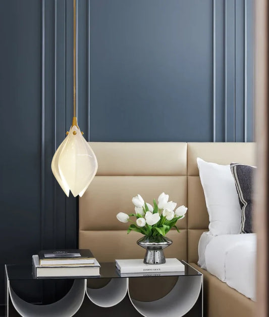 PetalGlow Pendant Light– Artistic Glass Illumination