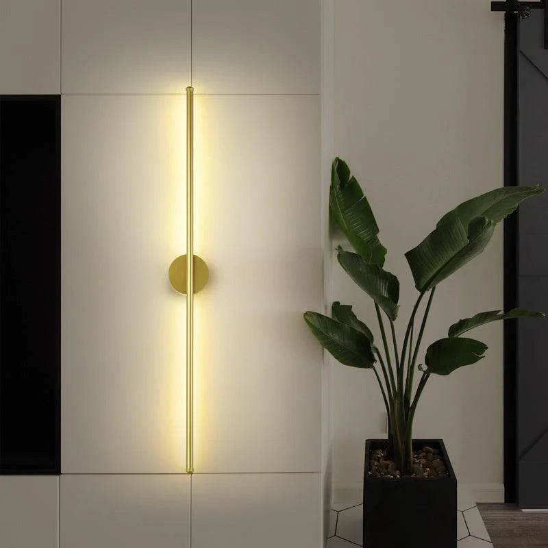 Halo Beam Wall Light – Sleek Gold Vertical Glow