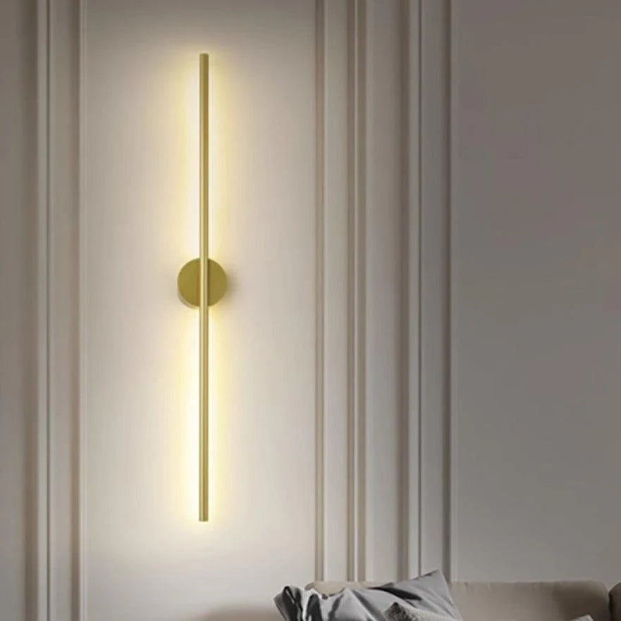 Halo Beam Wall Light – Sleek Gold Vertical Glow